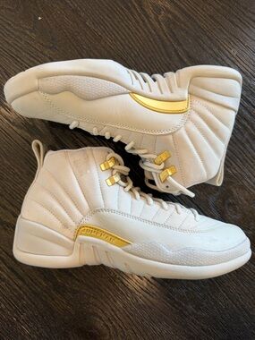 Women NIKE Air Jordan 12 Retro Phantom / Metallic Gold  size 7